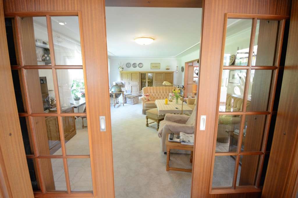 Immobilie in Weddingstedt - Großzügiger Winkelbungalow in ruhiger Wohnlage mit Ausbaureserve und gepflegtem Garten - Bild 2