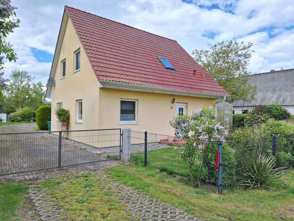 Immobilie in Gützkow - Kompaktes Einfamilienhaus mit Doppelgarage unweit von Gützkow - Bild 0