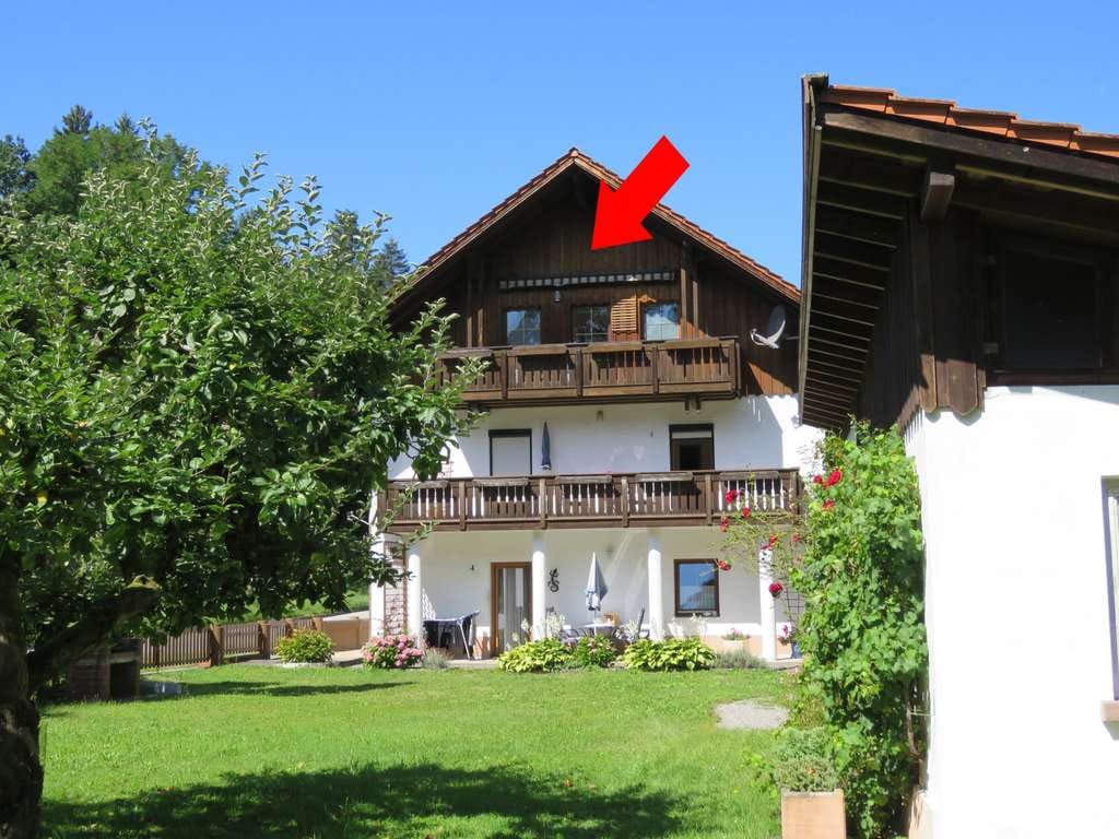 Immobilie in Metten - 5-Zimmer-Eigentumswohnung mit Gartenanteil am Waldrand in ruhiger Ortsrandlage von Metten - Bild 1