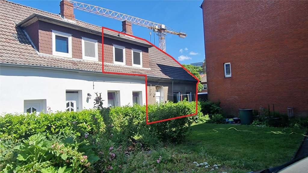 Immobilie in Husum - Sanierungsbedürftige DHH mit zwei Wohnungen - Bild 0