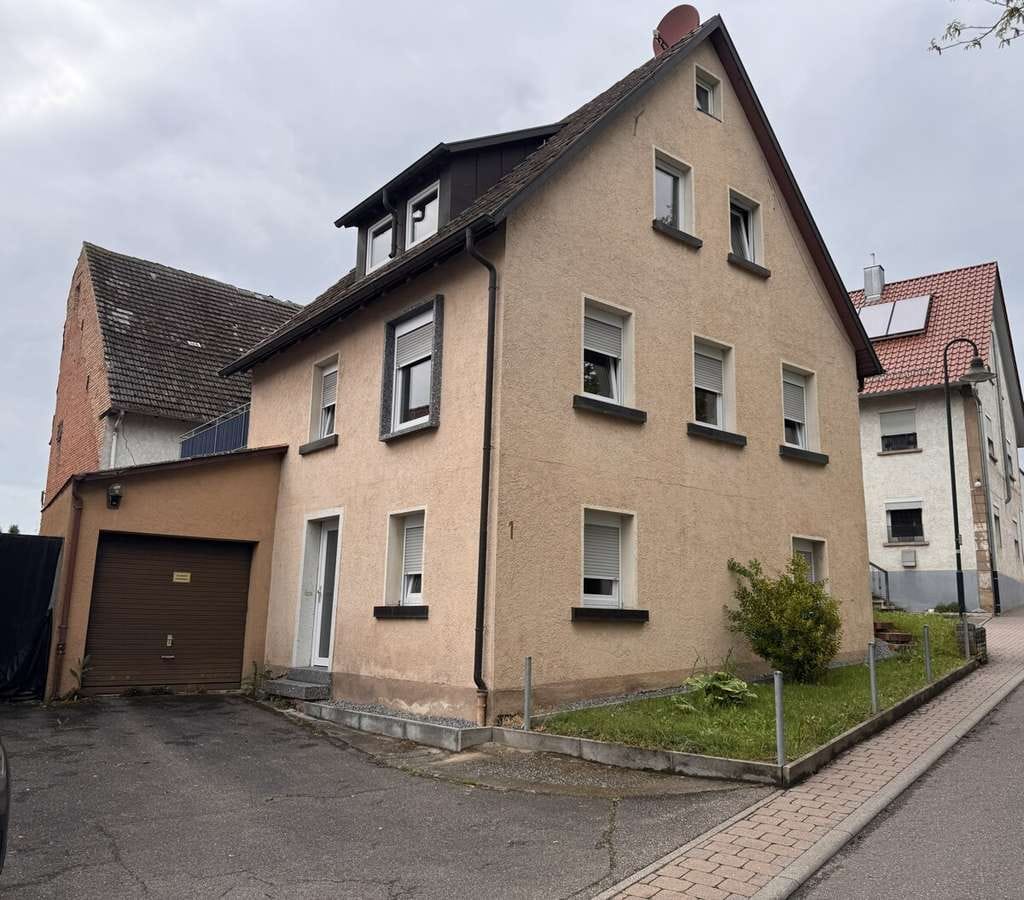 Immobilie in Langenbrettach - Brettach - Gemütliches Einfamilienhaus mit großer Scheune/Werkstatt - zentrale Wohnlage - Bild 1