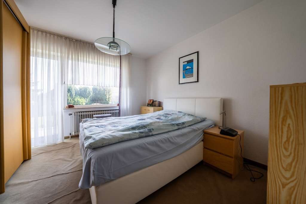 Immobilie in Jüchen - Ruhiges Wohnglück: 80m² mit Garage & doppeltem Balkonzugang in kleiner 4er-Einheit - Bild 1