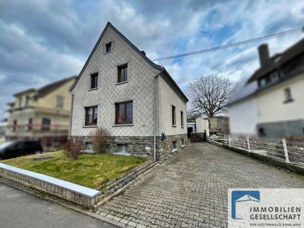 Immobilie in Ransbach-Baumbach - Solides Wohnhaus mit Nebengebäuden in gefragter Lage von Ransbach-Baumbach! - Bild 0