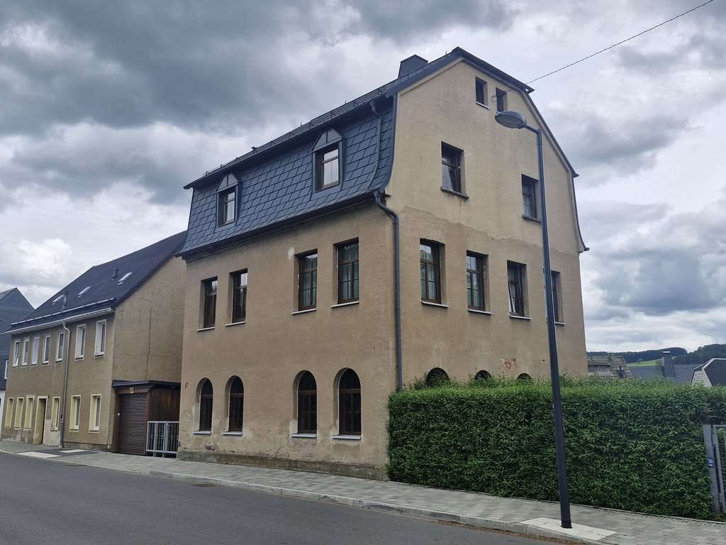 Immobilie in Lößnitz - Zweifamilienhaus mit Ausbau- und Gestaltungsmöglichkeiten in Lößnitz! - Bild 0