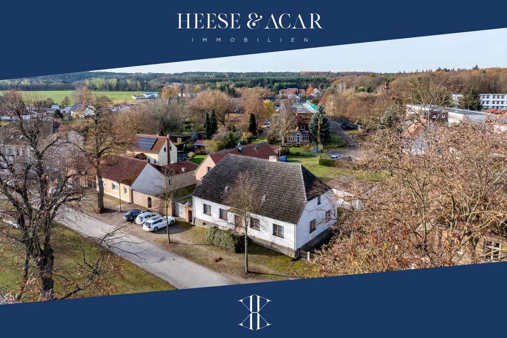 Immobilie in Neuhardenberg - Geräumiges Einfamilienhaus & 2 Garagen auf großem Grundstück vis a vie zum Schlosspark Neuhardenberg - Bild 0