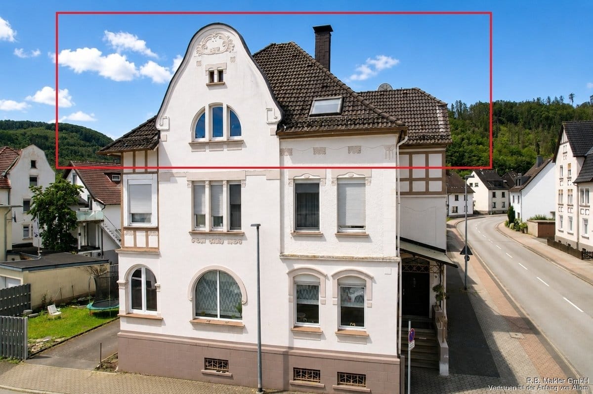 Immobilie in Plettenberg - R.B. Makler: Charmante Maisonette-Wohnung mit Altbauflair im Herzen von Plettenberg! - Bild 1