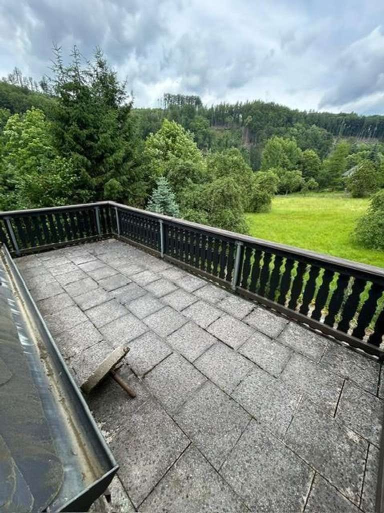Immobilie in Augustusburg - Idyllisch gelegenes 7-Zi. EFH mit 2 Balkonen, Carport, 3 Bädern und Garage im schönen Zschopautal - Bild 0