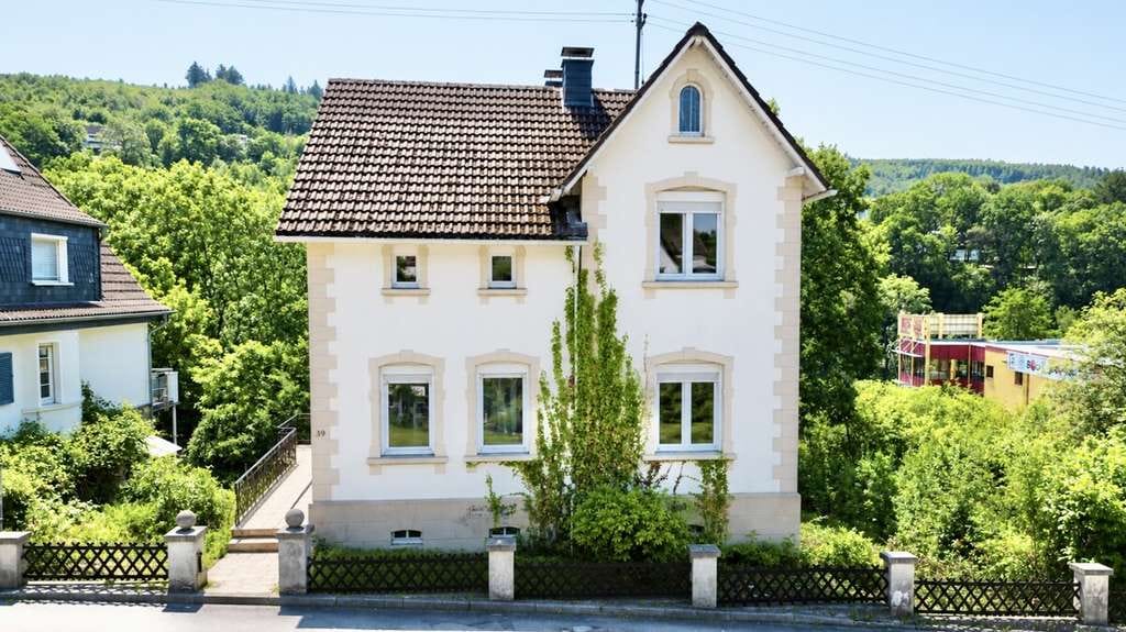 Immobilie in Kirchen (Sieg) - **Modernisiertes Zweifamilienhaus  in bevorzugter Lage von Kirchen** - Bild 2