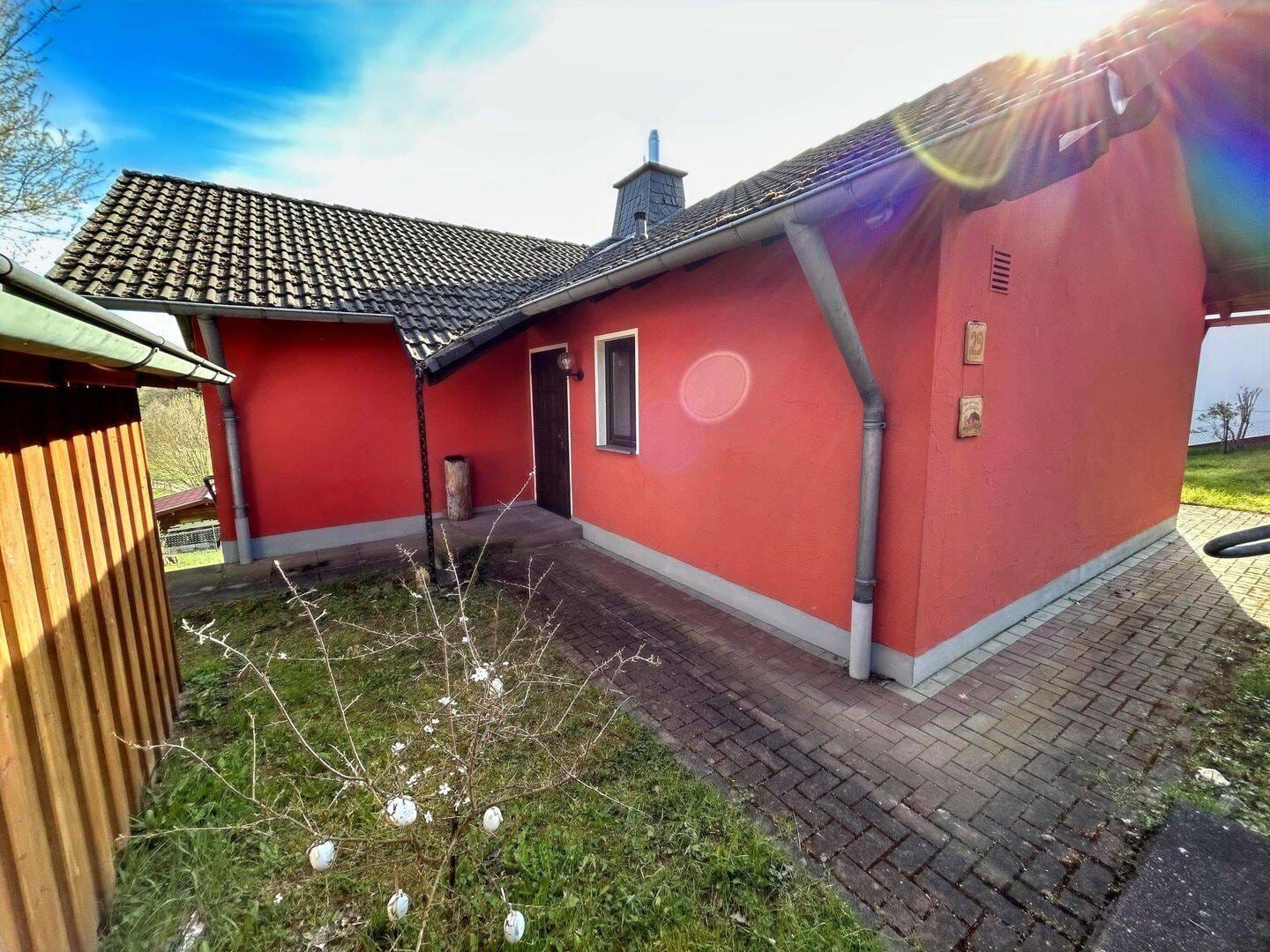 Immobilie in Sinntal - Idylle pur! Attraktives Einfamilienhaus mit Garten in Hanglage sowie Carport und schöner Aussicht - Bild 2