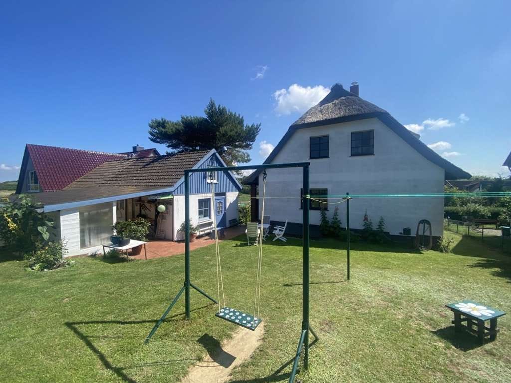 Immobilie in Insel Hiddensee - Inselfeeling pur – idyllisches Reetdachhaus mit 2 zusätzlichen Ferienwohnungen, Sauna & Nebengelass  - Bild 2