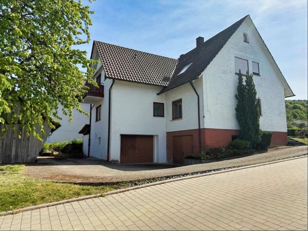 Immobilie in Allmersbach im Tal - Vielseitiges Zweifamilienhaus mit großem Grundstücksparadies in ruhiger Lage von Heutensbach - Bild 2