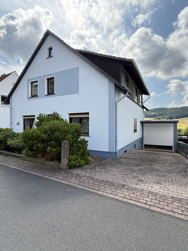 Immobilie in Waldkappel - Gepflegtes Zweifamilienhaus mit Freisitz, Garage, und großem Grundstück in Waldkappel-Bischhausen - Bild 0