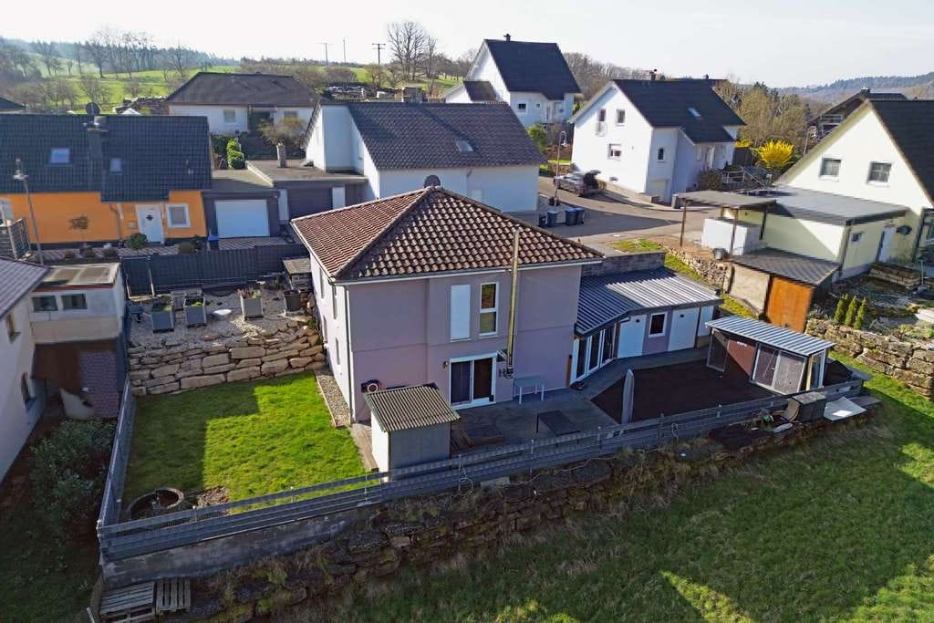 Immobilie in Naurath (Eifel) - Naurath (Eifel): Sofort bezugsfreies Einfamilienhaus mit Terrasse, Garten und Fernblick - Bild 1