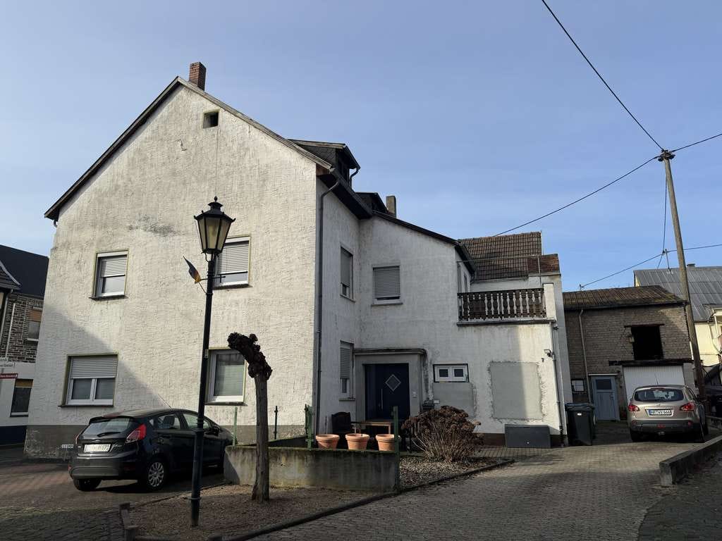 Immobilie in Rheinbrohl - Teilmodernisiertes Einfamilienhaus mit Gewölbekeller und Garage in Rheinbrohl - Bild 1