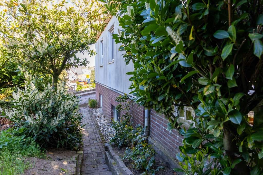 Immobilie in Emmerich am Rhein - Freistehendes Wohnhaus mit Garage und Souterrain in ruhiger Lage am Fuße des Eltenbergs - Bild 2