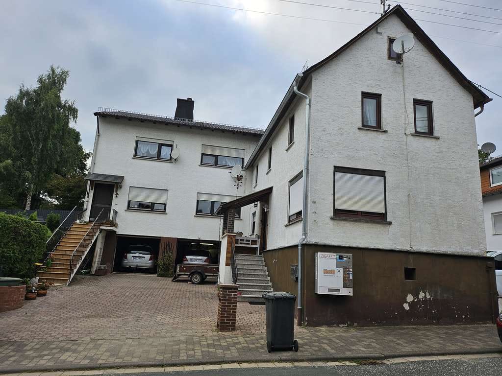 Immobilie in Weinbach - Zwei Einfamilienhäuser auf einem großzügigen Grundstück mit Doppelgarage - Bild 0
