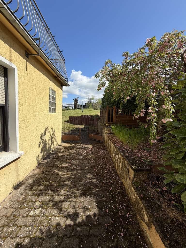 Immobilie in Saarwellingen - Charmante Doppelhaushälfte mit großem Grundstück & Ausbaupotenzial in Saarwellingen - Bild 1
