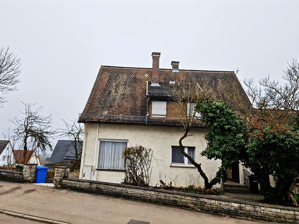 Immobilie in Neresheim - Freistehendes Mehrfamilienhaus mit Weitblick – vielseitig nutzbar & großes Grundstück - Bild 0