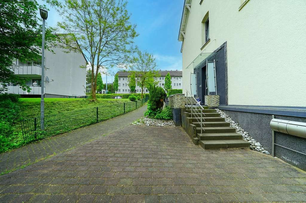Immobilie in Olpe - Mitten in Olpe & im Grünen gelegen: Voll-vermietetes, charmantes Altbau-3FH bietet sicheres Invest - Bild 1
