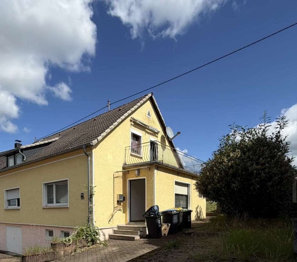 Immobilie in Saarwellingen - Charmante Doppelhaushälfte mit großem Grundstück & Ausbaupotenzial in Saarwellingen - Bild 0