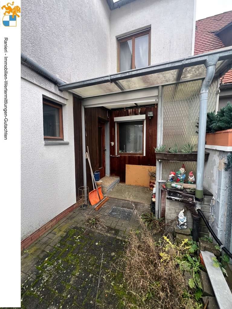 Immobilie in Neumarkt in der Oberpfalz - Renovierungsbedürftiges Reihenhaus mit Potenzial in begehrter Lage von Neumarkt - Bild 0