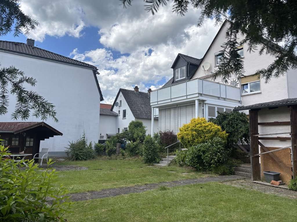 Immobilie in Lahnau - Vielseitiges 3 Parteien Wohnhaus in Lahnau - ideal für Mehrgenerationen-Wohnen - Bild 1
