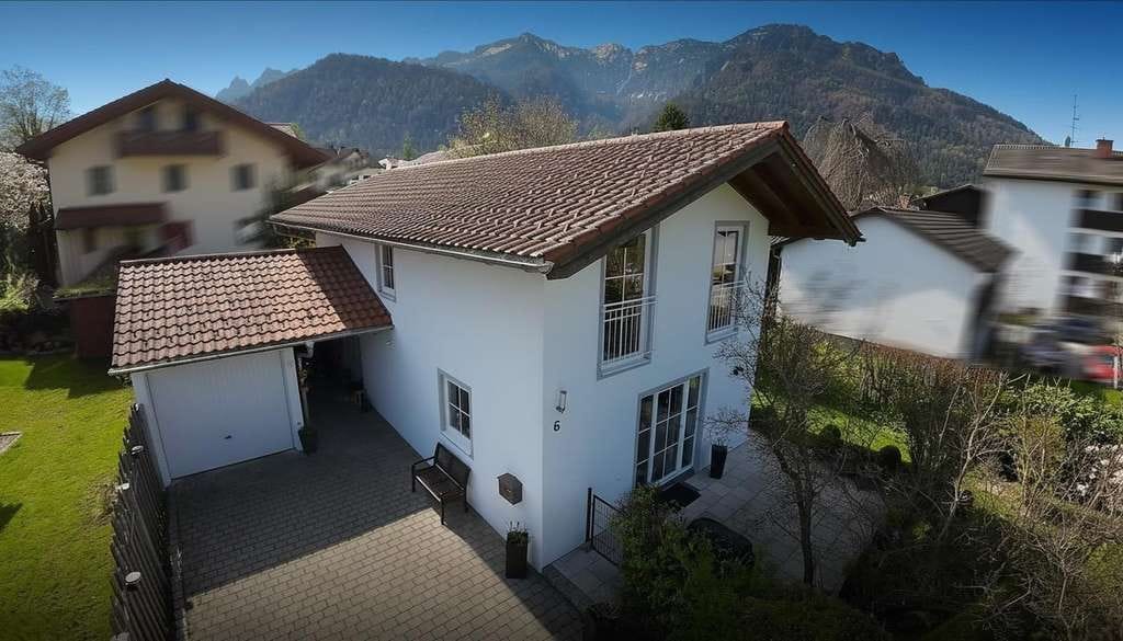 Immobilie in Bayerisch Gmain - Sonniges Familienglück mit Bergblick: Gepflegtes Einfamilienhaus, FBH, Kamin, PV - Bild 1