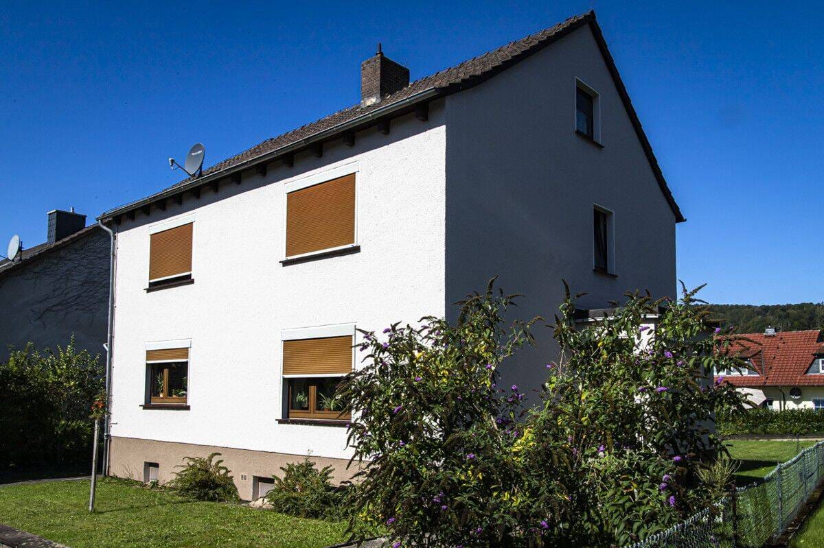 Immobilie in Wesertal - !PROVISIONSFREI! Zweifamilienhaus in Wesertal-Oedelsheim, modernisiert! 2 Wohnungen, je 3 Zi/74 m² (vermietet), Garage, Garten, ruhig ++ Kapitalanlage - Bild 1