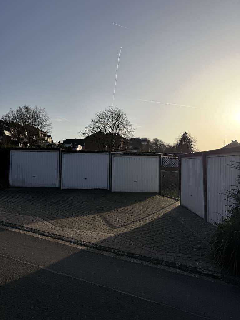 Immobilie in Herzogenrath - Attraktives Mehrfamilienhaus mit 7 Wohneinheiten+5 Garagen+Außenanlage+gute Lage von Herzogenrath+ - Bild 4