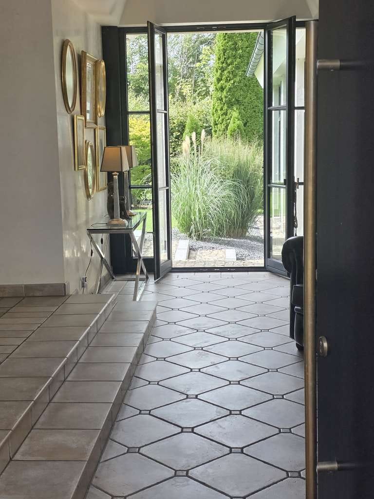 Immobilie in Kirchdorf an der Iller - Exklusives Einfamilienhaus mit bezauberndem Garten und Pool in ruhiger Lage - Bild 1