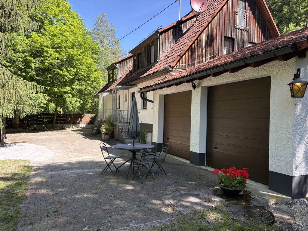 Immobilie in Kaisersbach - Alleinlage. Schönes Landhaus mit 2 WE bei Kaisersbach. (45 km von Stuttgart) - Bild 0