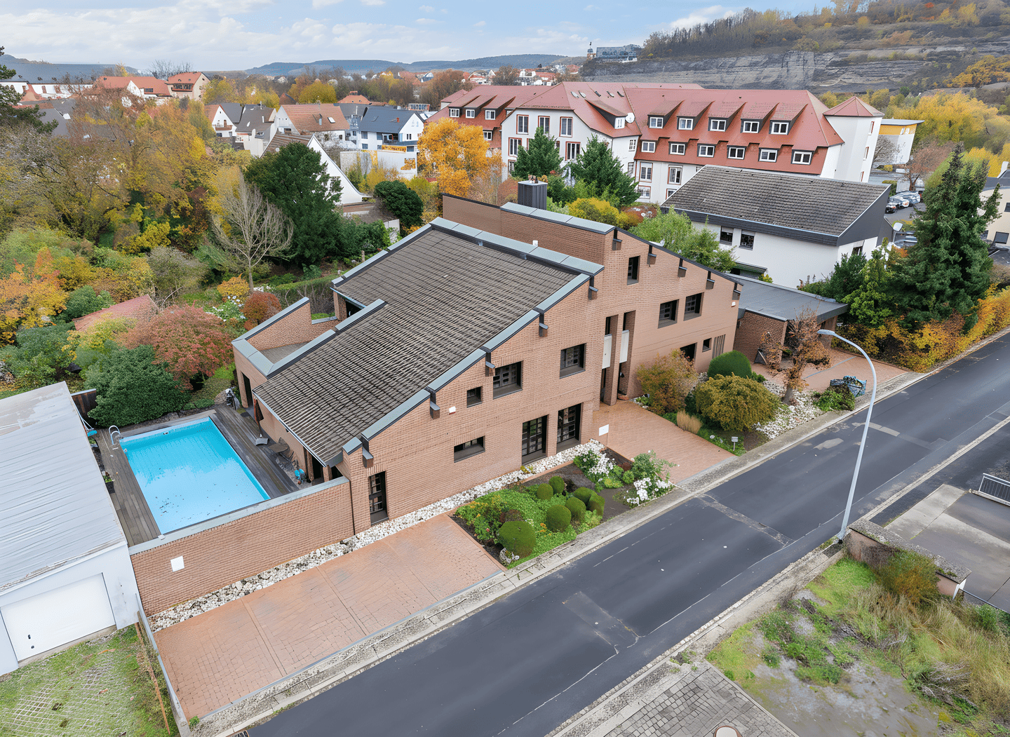 Immobilie in Würzburg - Wohnen und Arbeiten in Zellingen: ein Architekturhighlight mit viel Platz - Bild 2