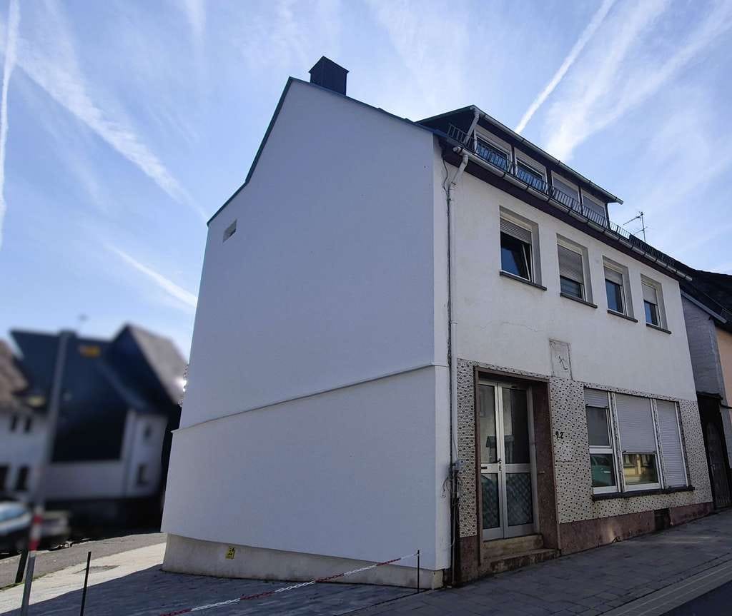 Immobilie in Mengerskirchen - Kapitalanlage mit Potenzial – 3 Wohneinheiten, Parkplatzfläche & energetisch saniert - Bild 1