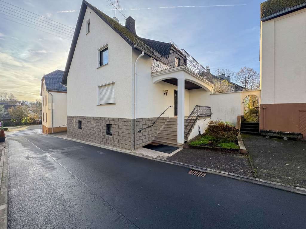 Immobilie in Dornburg - Gepflegtes Einfamilienhaus mit Balkon in guter Lage von Dornburg - ideal für Familien! - Bild 1