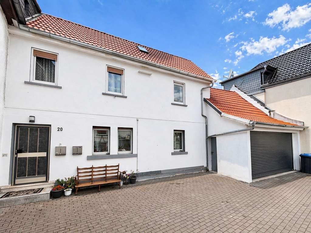 Immobilie in Wöllstadt - Zweifamilienhaus mit Potenzial, neuem Dach und großem Garten - Bild 1