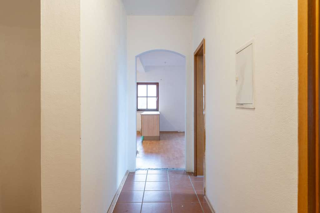 Immobilie in Schleching - Renovierungsbedürftige 3-Zimmer-Wohnung mit durchdachtem Grundriss und Bergblick Panorama - Bild 3