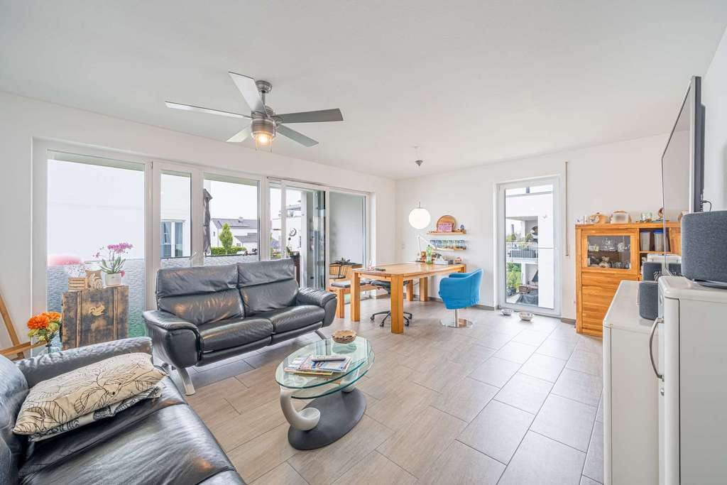 Immobilie in Achstetten - Jung und modern! Großzügige und lichtdurchflutete 3,5-Zimmer-Eigentumswohnung mit herrlichem Balkon - Bild 0