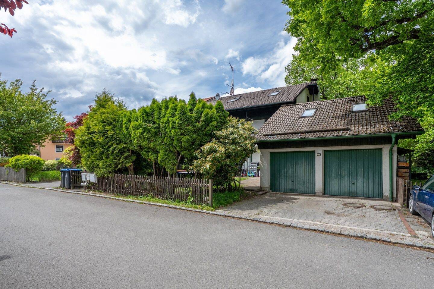 Immobilie in Bernried am Starnberger See - AIGNER - Doppelhaushäfte mit Entwicklungspotenzial in ruhiger Lage von Bernried - Bild 0