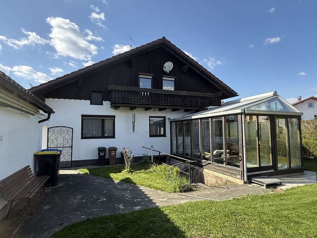 Immobilie in Triftern - Solides Einfamilienhaus mit traumhaftem Garten und Nebengebäude - Bild 2