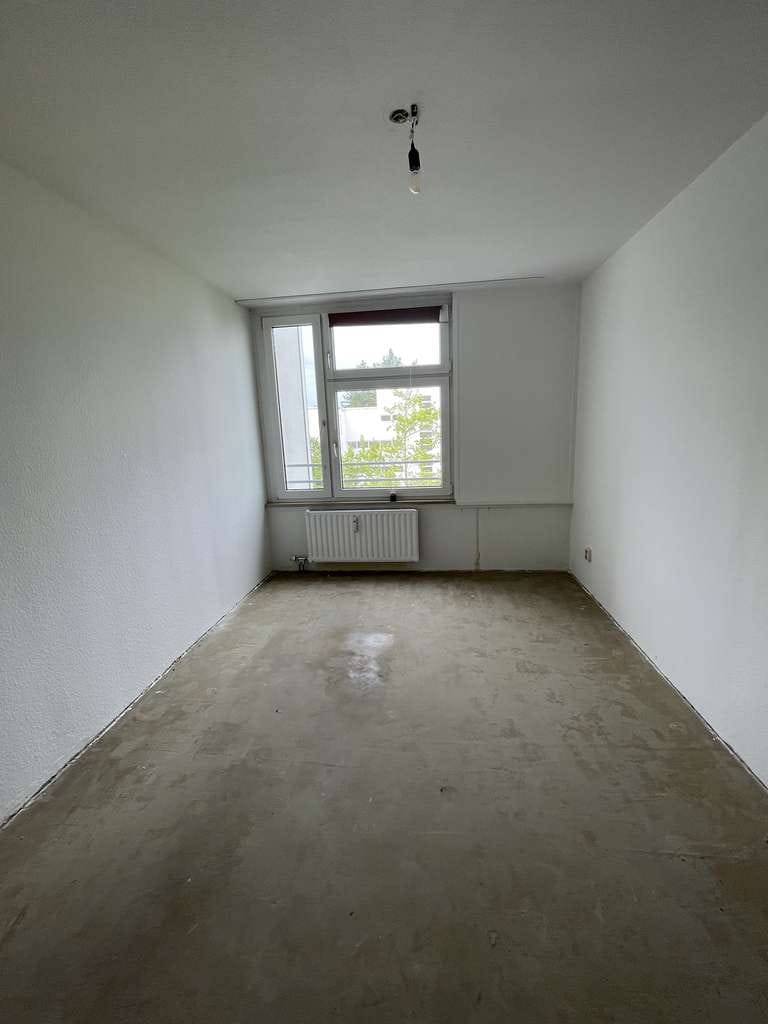 Immobilie in Ottobrunn - Günstig zum Selbstrenovieren unter 5.000.-/ qm, mit sonniger Loggia und schönem Ausblick - Bild 3