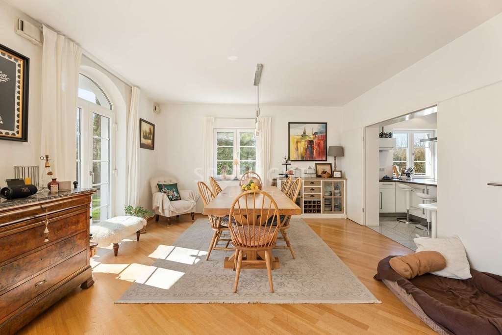 Immobilie in Straßlach-Dingharting - Neuwertige Familienvilla mit Südwestgarten in ruhiger Top-Lage von Straßlach - Bild 2
