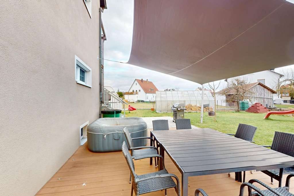 Immobilie in Schwarzenfeld - Modernisiertes Zweifamilienhaus mit PV-Anlage und großem Grundstück - Bild 2