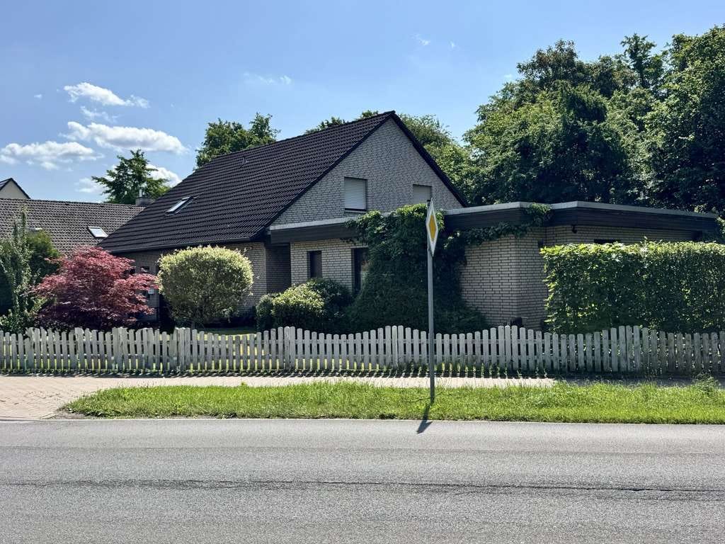 Immobilie in Burgwedel -  Zwei Häuser für große Familien - Bild 0