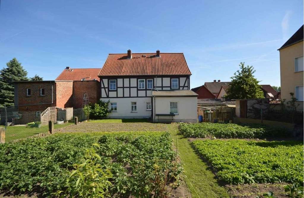 Immobilie in Eilsleben - Historisches Fachwerkhaus mit 3 vermieteten Wohnungen und großem Garten. - Bild 1