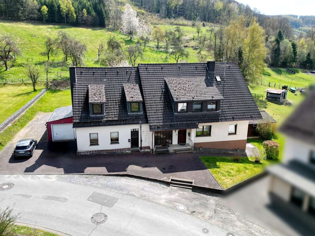 Immobilie in Plettenberg - SCHADE IMMOBILIEN - Ländliche Idylle: Haus mit 3 Garagen, Nebengebäuden, Carport, Scheune... - Bild 4