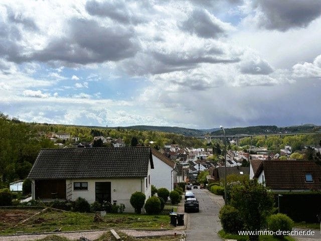 Immobilie in Friedrichsthal - Gepflegtes vermietetes Drei-Familienhaus mit Garagen in bester Lage von Friedrichsthal - Bild 2