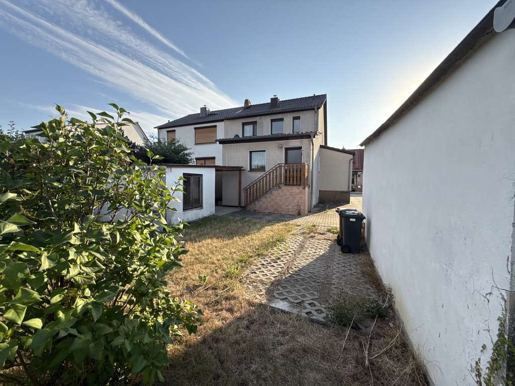 Immobilie in Kölleda - Doppelhaushälfte mit Garage und einem ausreichend großen  Gartengrundstück  in Kölleda zu verkaufen! - Bild 1