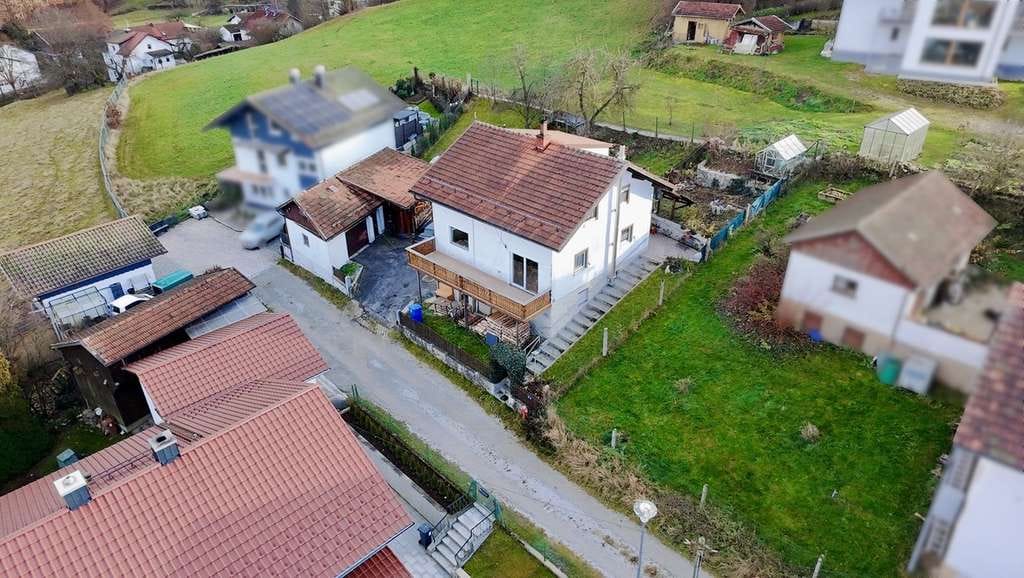 Immobilie in Grafenwiesen - Dieses Einfamilienhaus aus dem Jahr 1957 befindet sich in Grafenwiesen und bietet auf etwa 115 m² Wohnfläche und einem großzügigen Grundstück von rund 731 m² viel Raum zur individuellen... - Bild 3