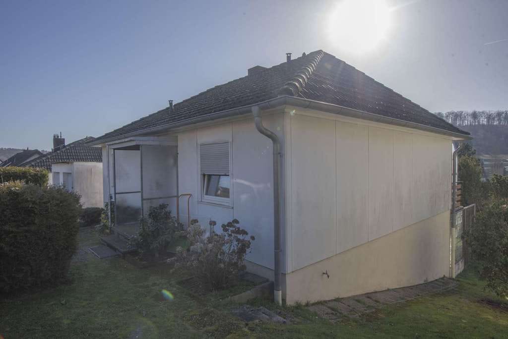Immobilie in Weilrod - KÄUFERPROVISIONSFREI! Sanierungsbedürftiges EFH mit Garage & Stellplatz in ruhiger Wohnlage. - Bild 2