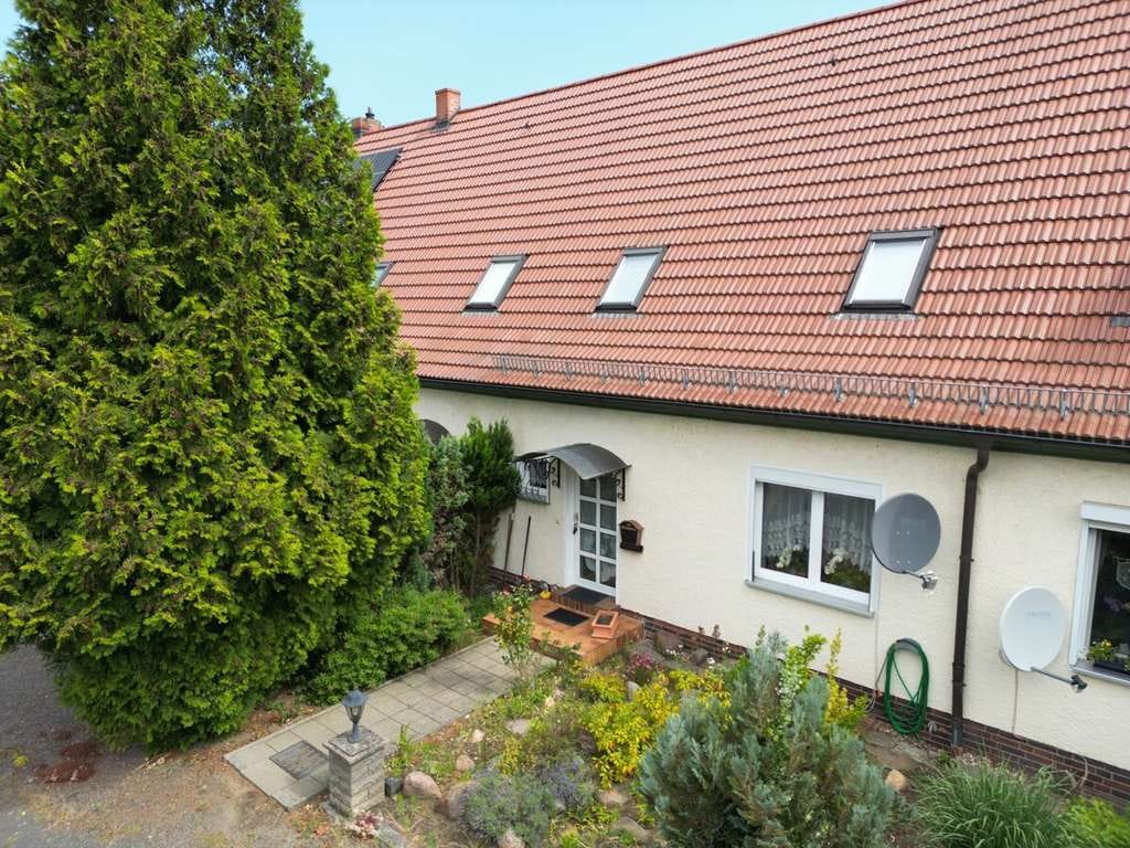 Immobilie in Niedergörsdorf - Niedergörsdorf: Charmantes Reihenhaus mit großem Naturgrundstück – sanierter Altbau in ruhiger Lage - Bild 0